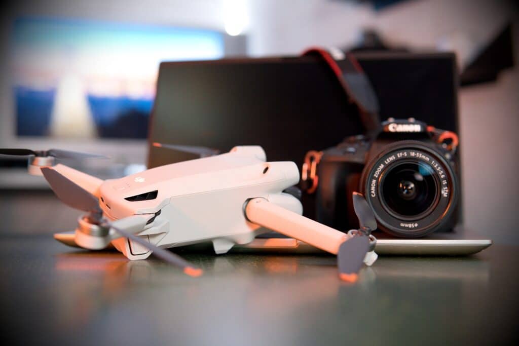De forskellige værktøjer, bla. spejlløst kamera og drone.